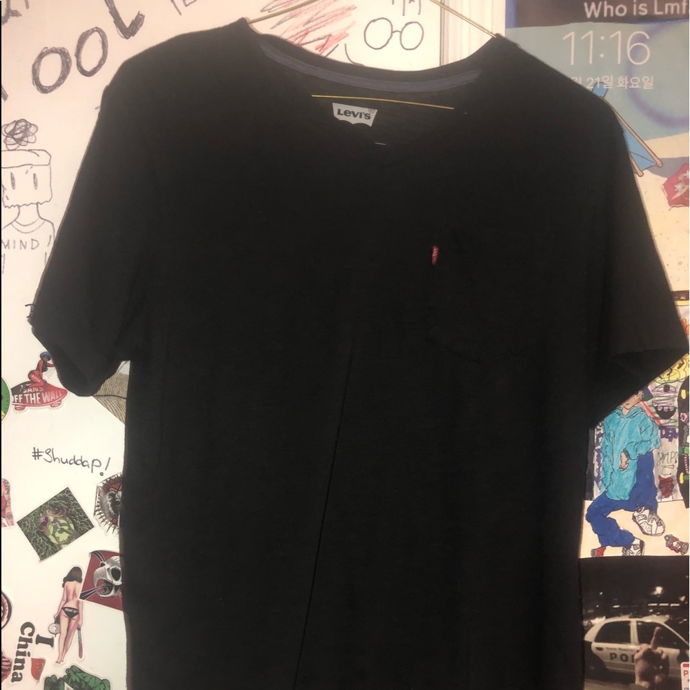 Men Large Levi’s T-shirt